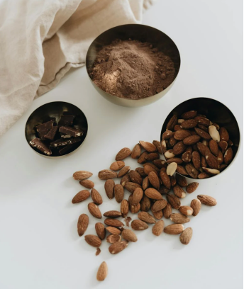 trois bols avec des ingrédients