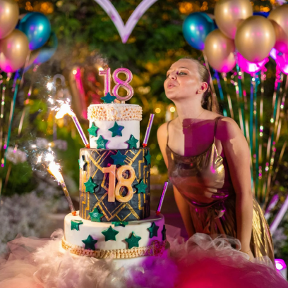 une fille en train de souffler sont gâteau de dix-huit ans