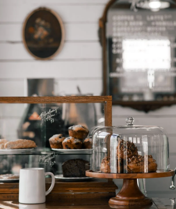 vitrine boutique avec pâtisserie