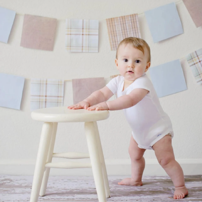 Bébé se tenant à un tabouret