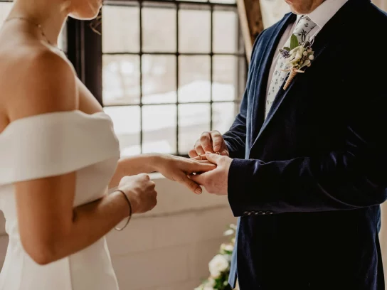 mari et femme en train de se passer la bague au doigt