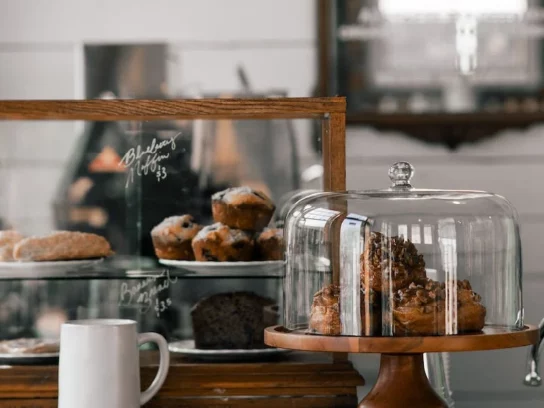 Vitrine de boulangerie avec des pâtisseries